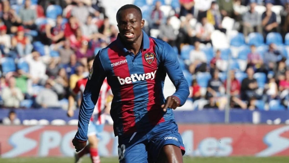 Conmoción en el fútbol: murió el jugador ghanés Raphael Dwamena tras desplomarse en un partido