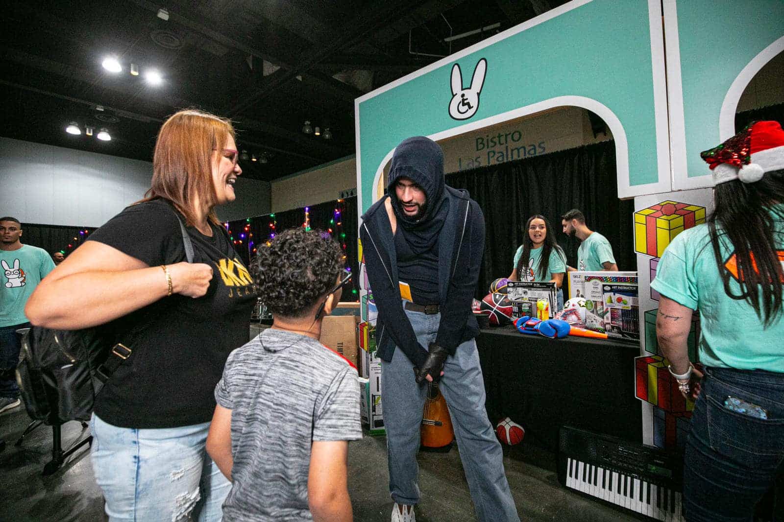 Bad Bunny celebró la Navidad entregando regalos a niños y jóvenes en Puerto Rico