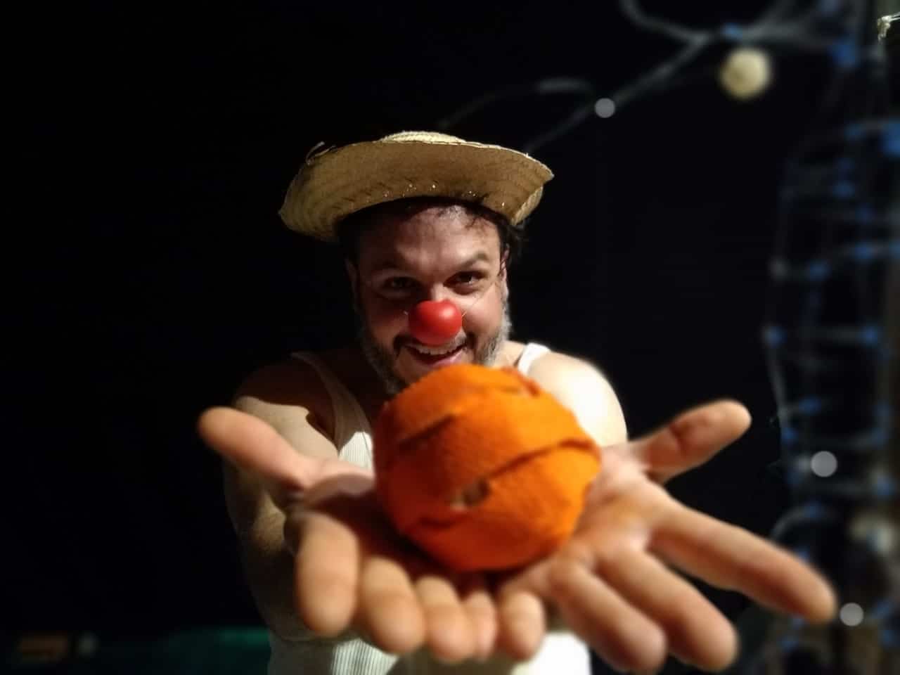 Continúa la obra unipersonal “Bajo la naranja” en el Centro Cultural de España Juan de Salazar
