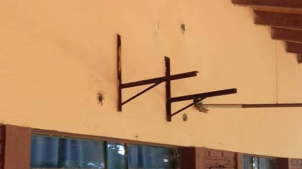 Malvivientes abren un boquete en una escuela y se llevan cuatro compresores de aire