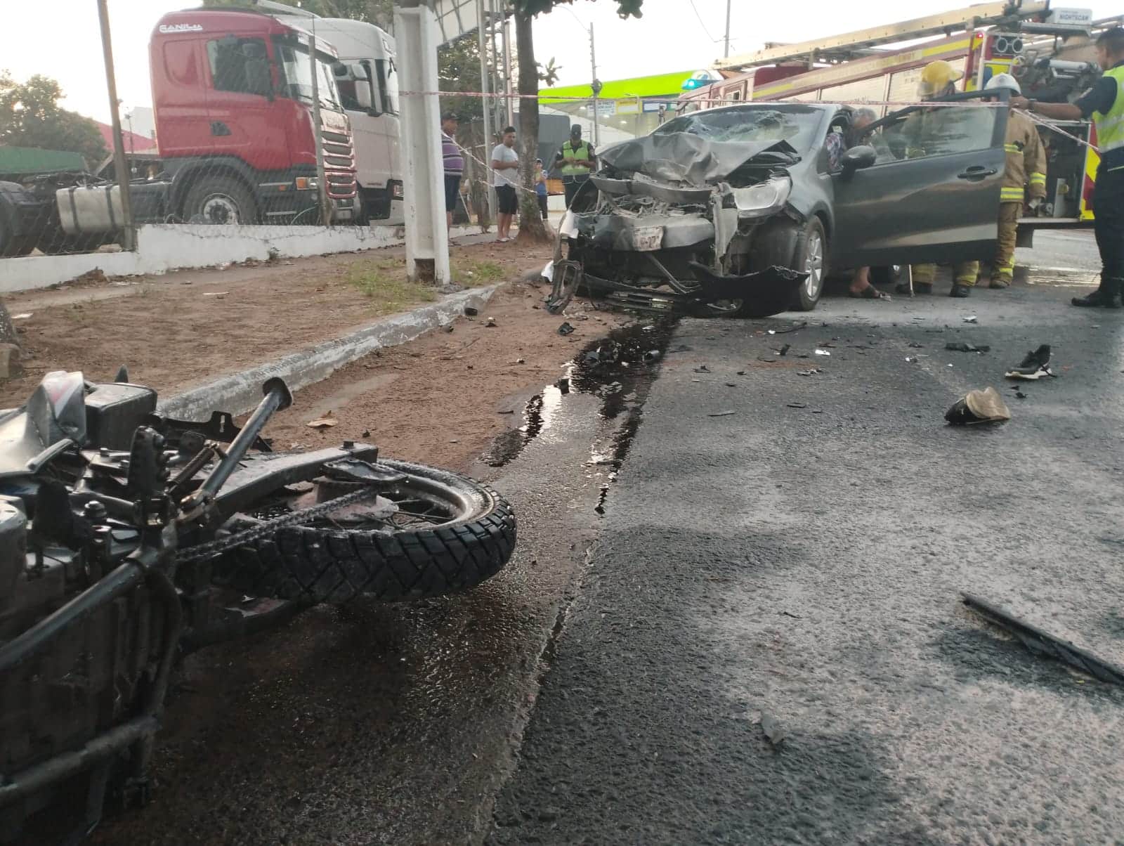 Motociclista muere en Ñemby tras chocar frontalmente contra un automóvil