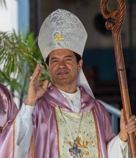 Obispo critica nepotismo en el Congreso: «¿Quién empieza ganando 15 millones?», cuestiona