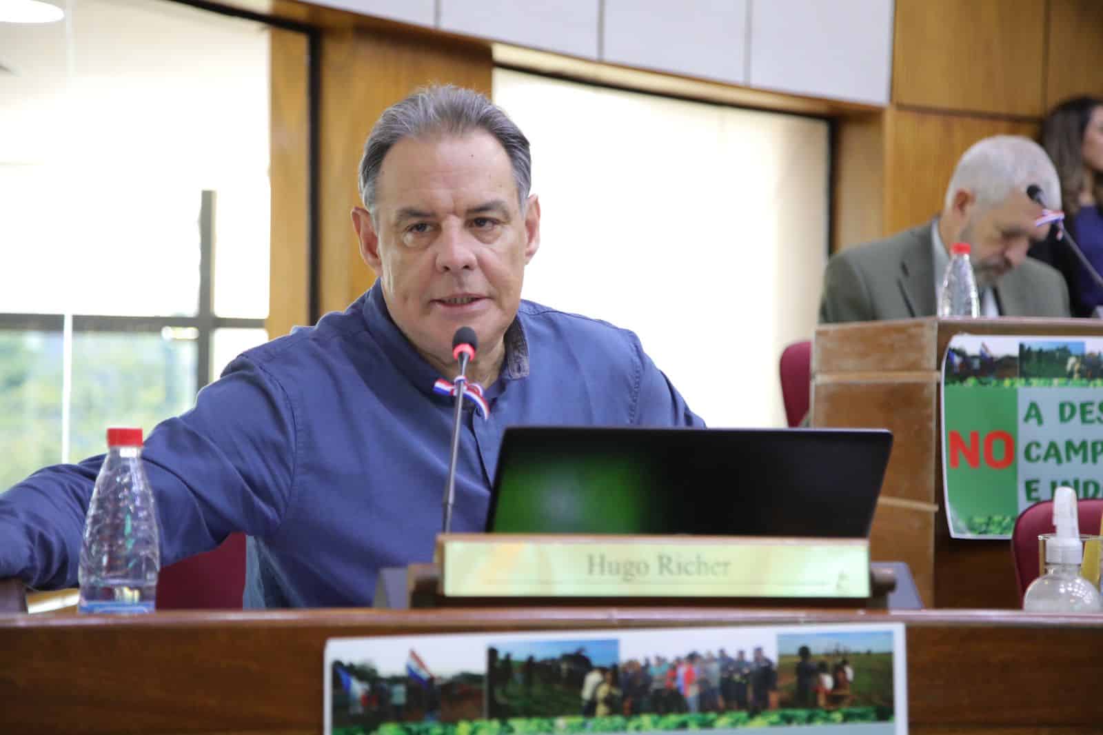 Para Richer, «el nepotismo en la función pública fue construida por el Partido Colorado»