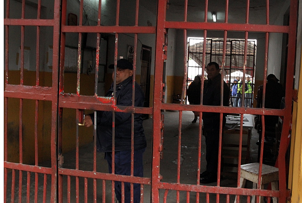 Funcionarios de Tacumbú trabajan «enjaulados», denuncian familiares: «No pueden ni tomar agua»