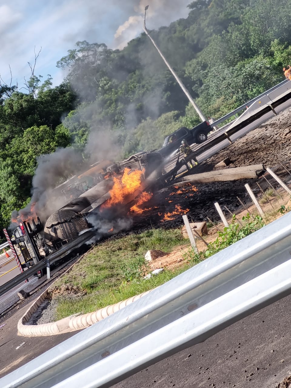 Caacupé: camión cisterna vuelca, se incendia y deja un fallecido