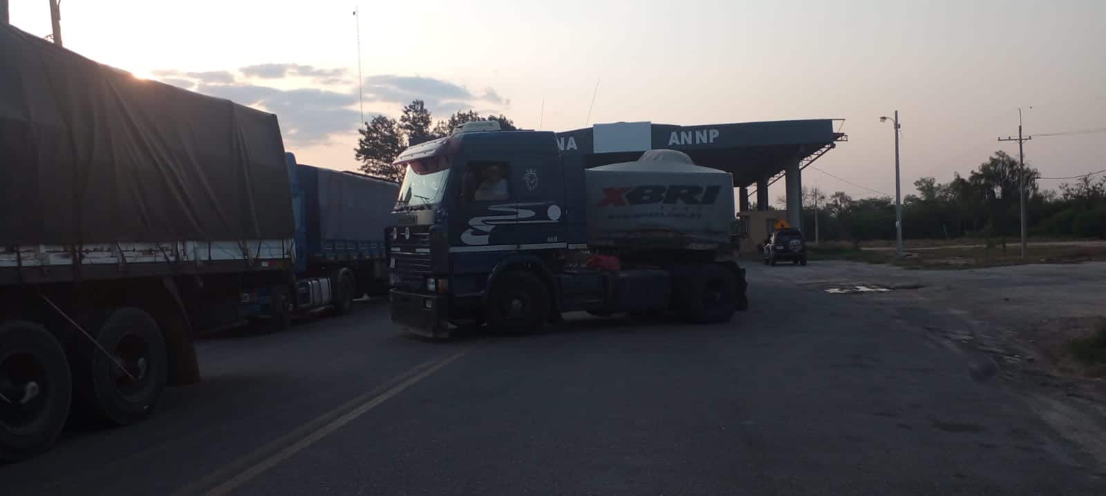Más de 60 camioneros paraguayos varados en Bolivia por crisis de combustible