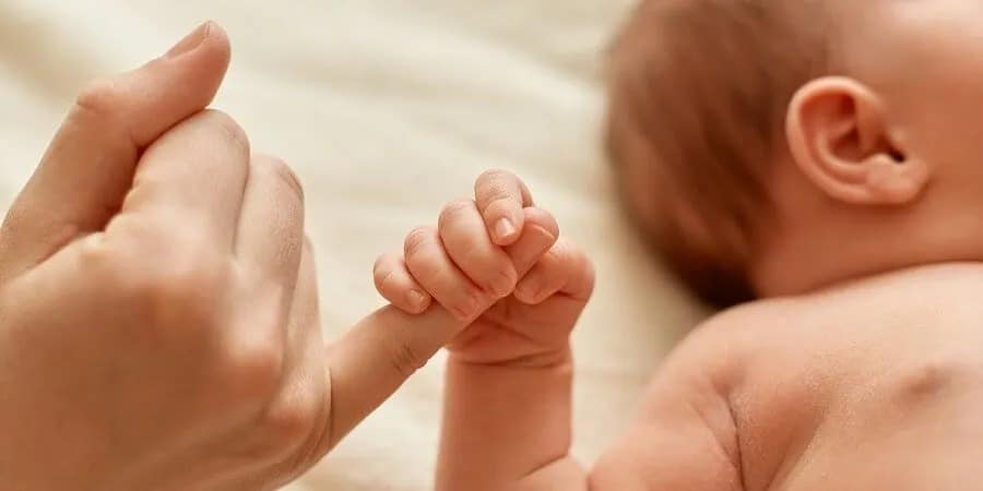 Madre de una lactante de 1 año denuncia que el padre de su hija no deja que la vea