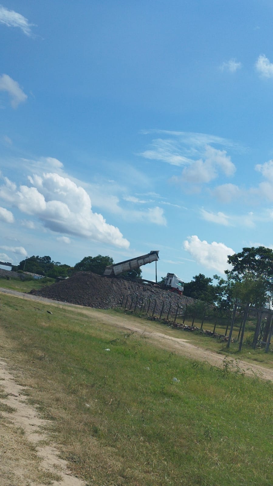 Persiste conflicto por construcción de muro en Remansito