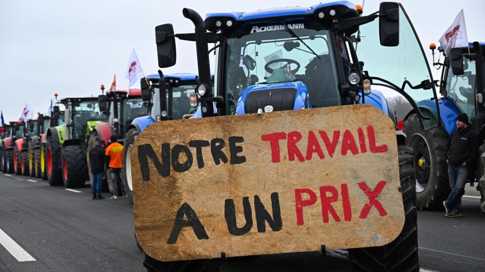 Los agricultores europeos mantienen sus bloqueos en Francia y extienden sus protestas a España