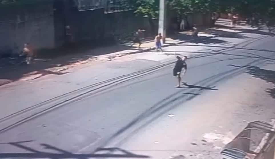 Vecinos del barrio Pelopincho intentaron rescatar a dos presuntos motochorros, según la Policía