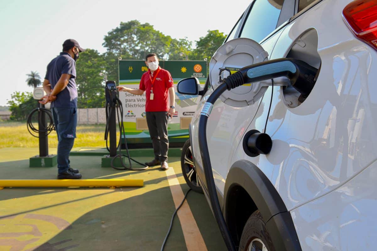 Reclaman que autos eléctricos no deben pagar estacionamiento tarifado y piden informes al MOPC