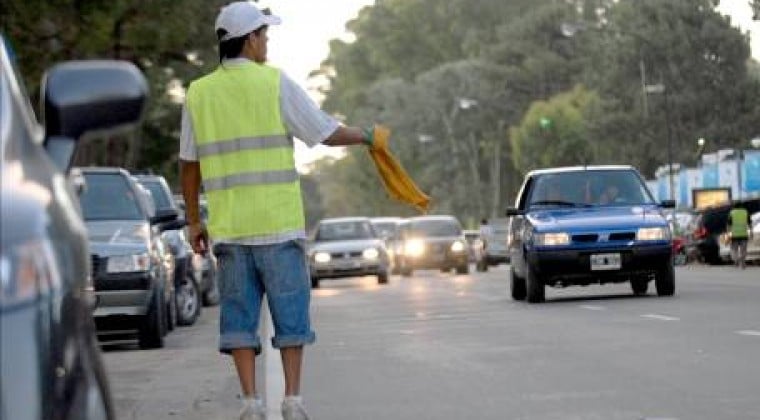 Aso de cuidacoches se muestra sorprendida tras suspensión del estacionamiento tarifado