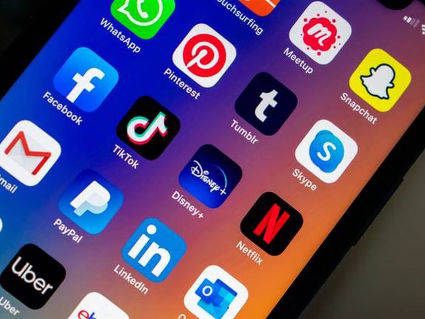 Uso frecuente de Facebook y TikTok provoca adicción al alcohol, según un estudio