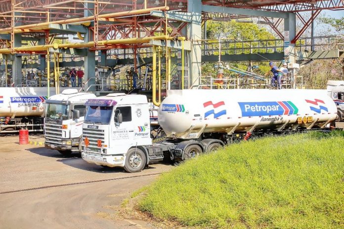 No habrá suba de precio de combustibles hasta junio, asegura Santiago Peña