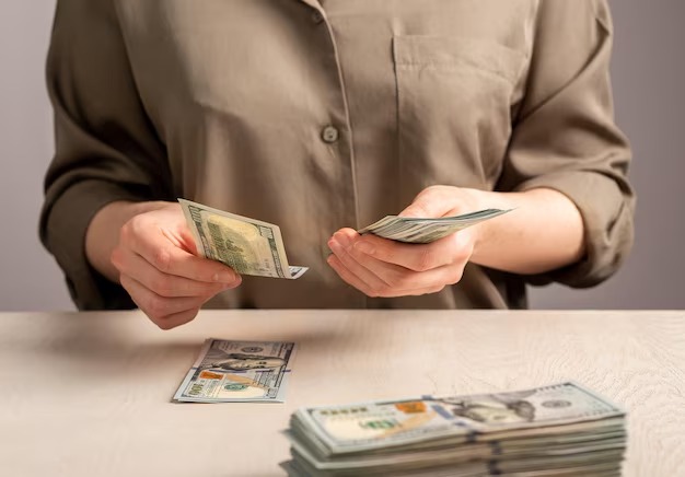 “El salario mínimo no alcanza para tener un vida digna, se nivela hacia abajo”, critica economista