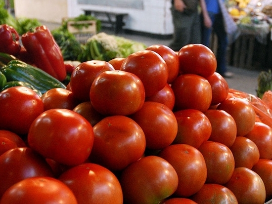 Ministro no descarta «intervenir en forma drástica» desajuste del precio del tomate
