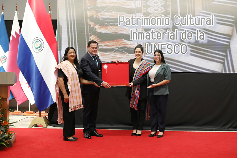 Entregan certificado de inscripción del Poncho Para’i de 60 listas en la nómina de la Unesco