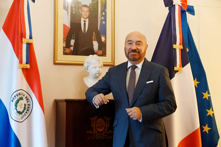 Condecoran a Artistas Paraguayos en Francia