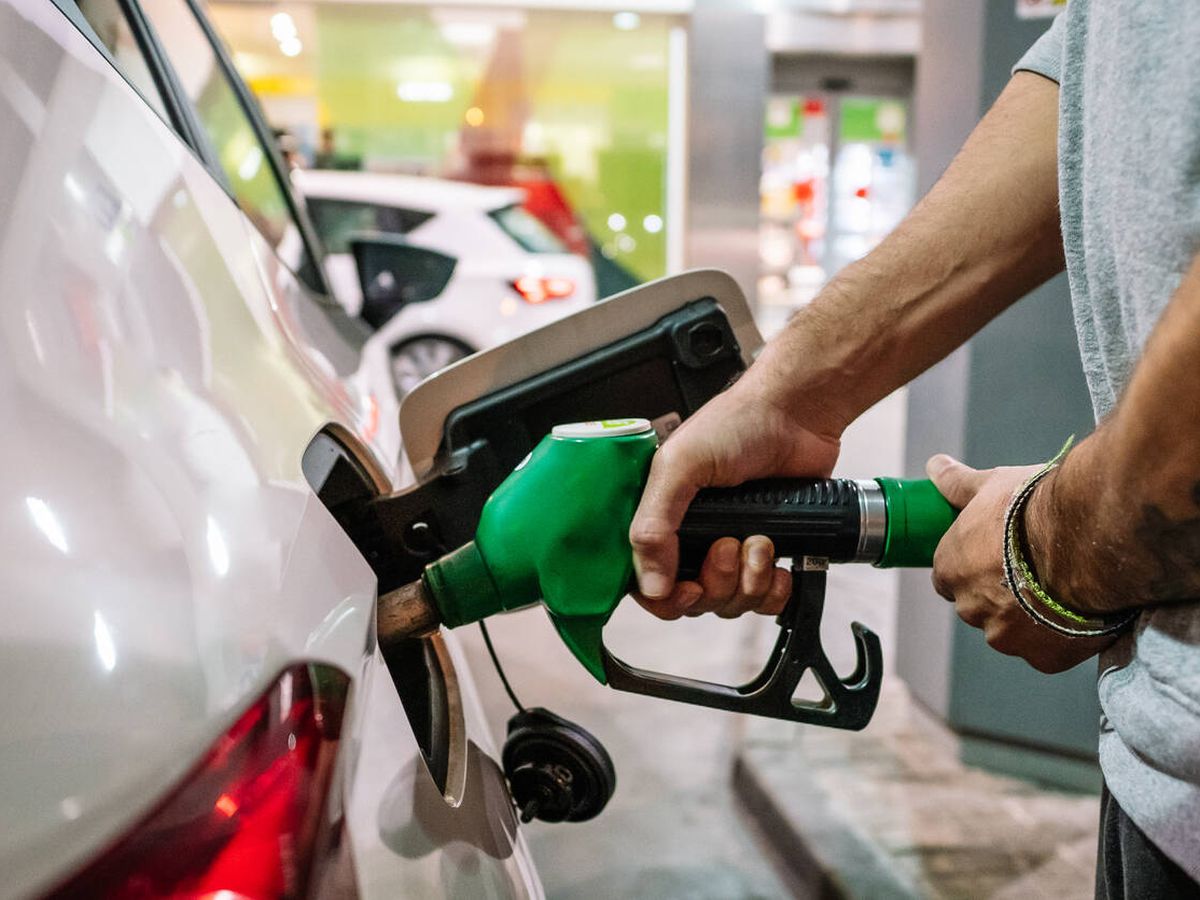 Emblemas anuncian suba de precios de combustibles
