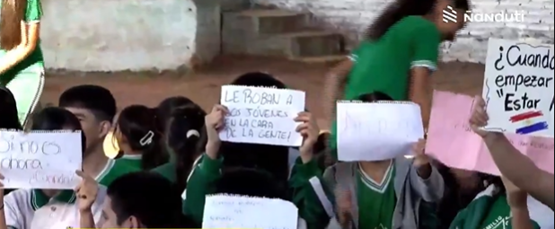 Estudiantes realizaron sentanta como protesta por falta de docentes y kits escolares