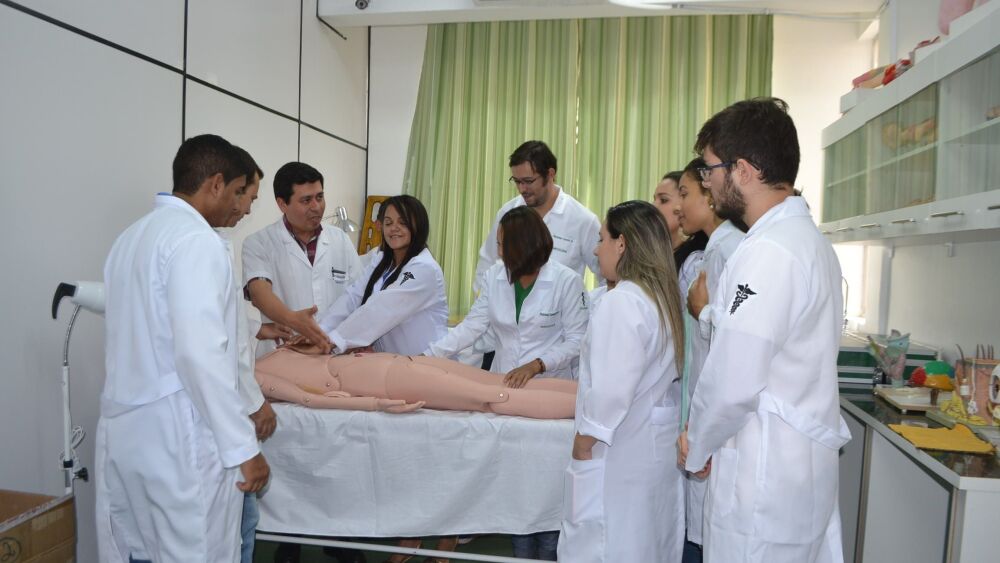 Según CONES, hay 35.000 brasileños que estudian medicina en nuestro país
