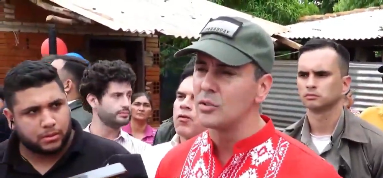 Adquisición de pupitres para instituciones educativas: Santiago Peña habla de envidia y revanchismo