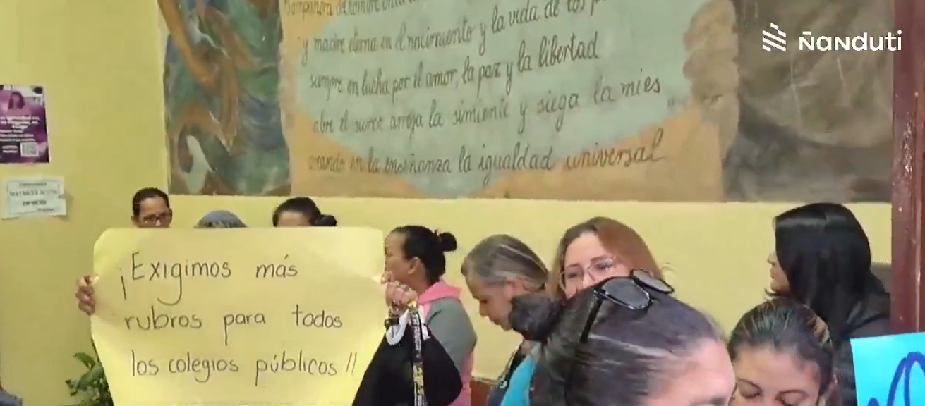Padres y alumnos se manifiestan por falta de docentes en colegio de Asunción