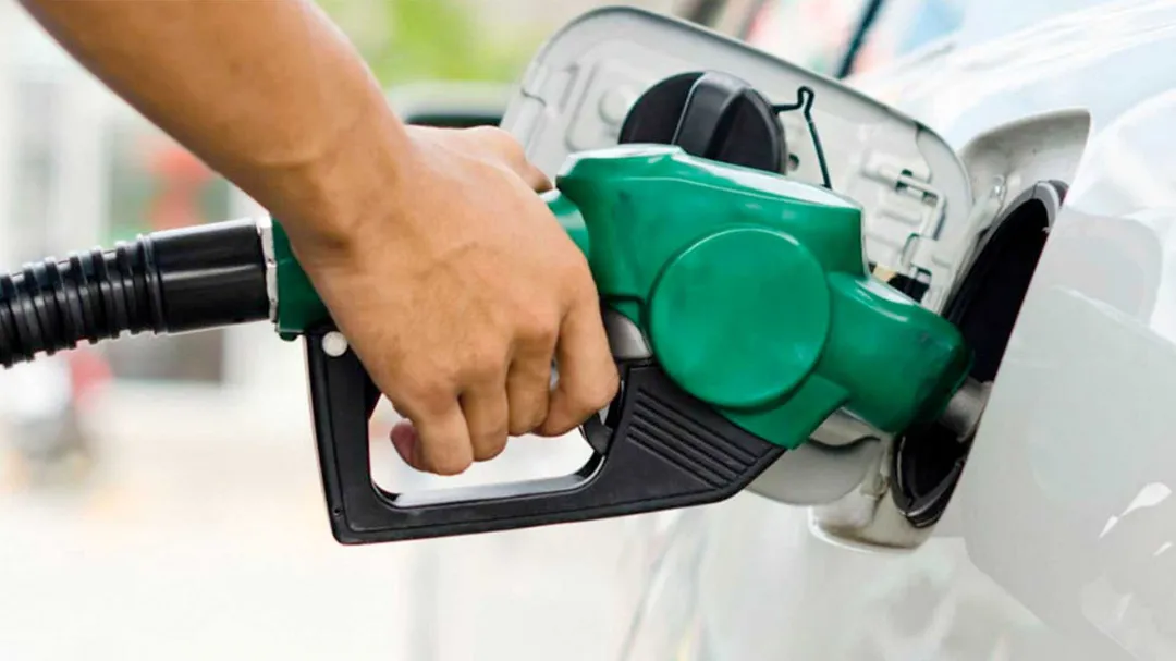 Ministro de Economía considera apresurado el aumento de combustibles de emblemas privados