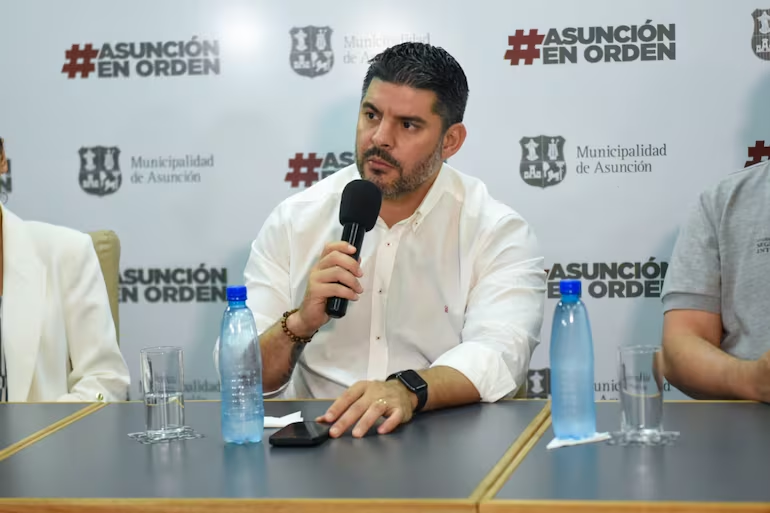 Según Nenecho, un reconocido centro comercial se encuentra entre los grandes deudores de la Comuna