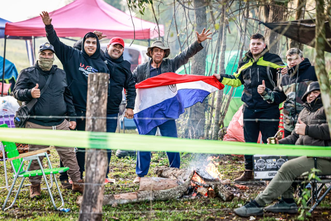 Fiesta y fanatismo en el inicio del WRC del Paraguay