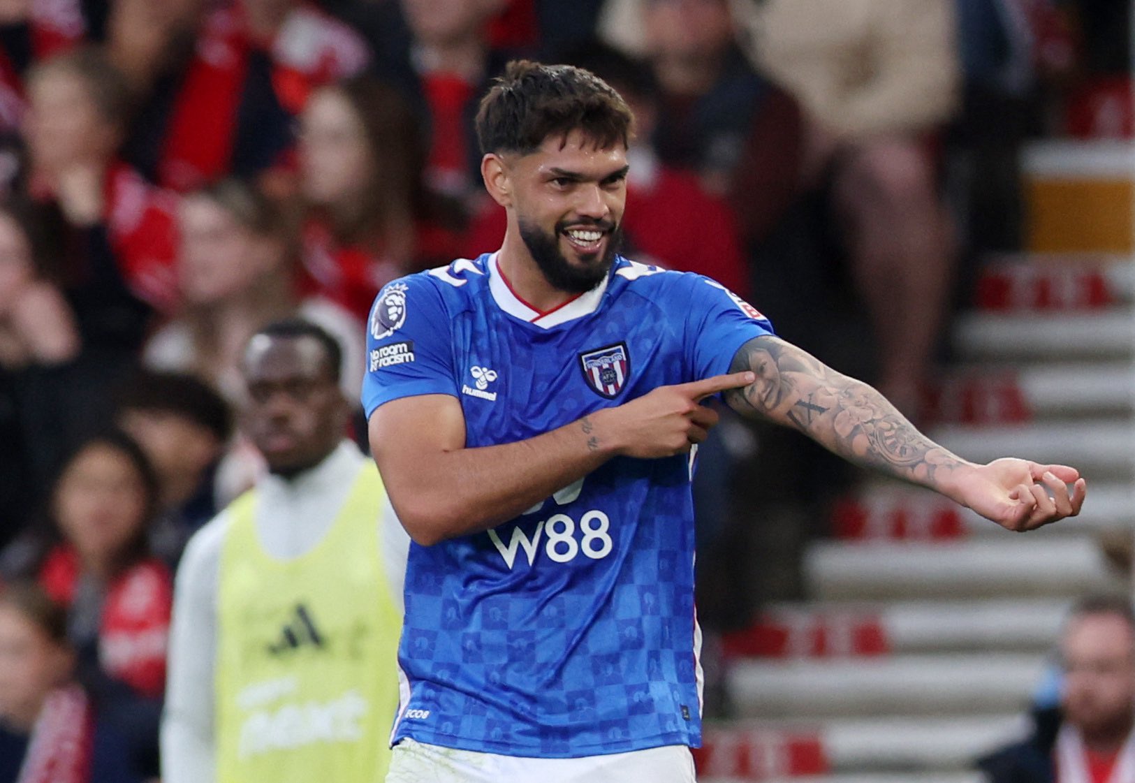 Alderete consolidado como una de las sensaciones de la Premier League