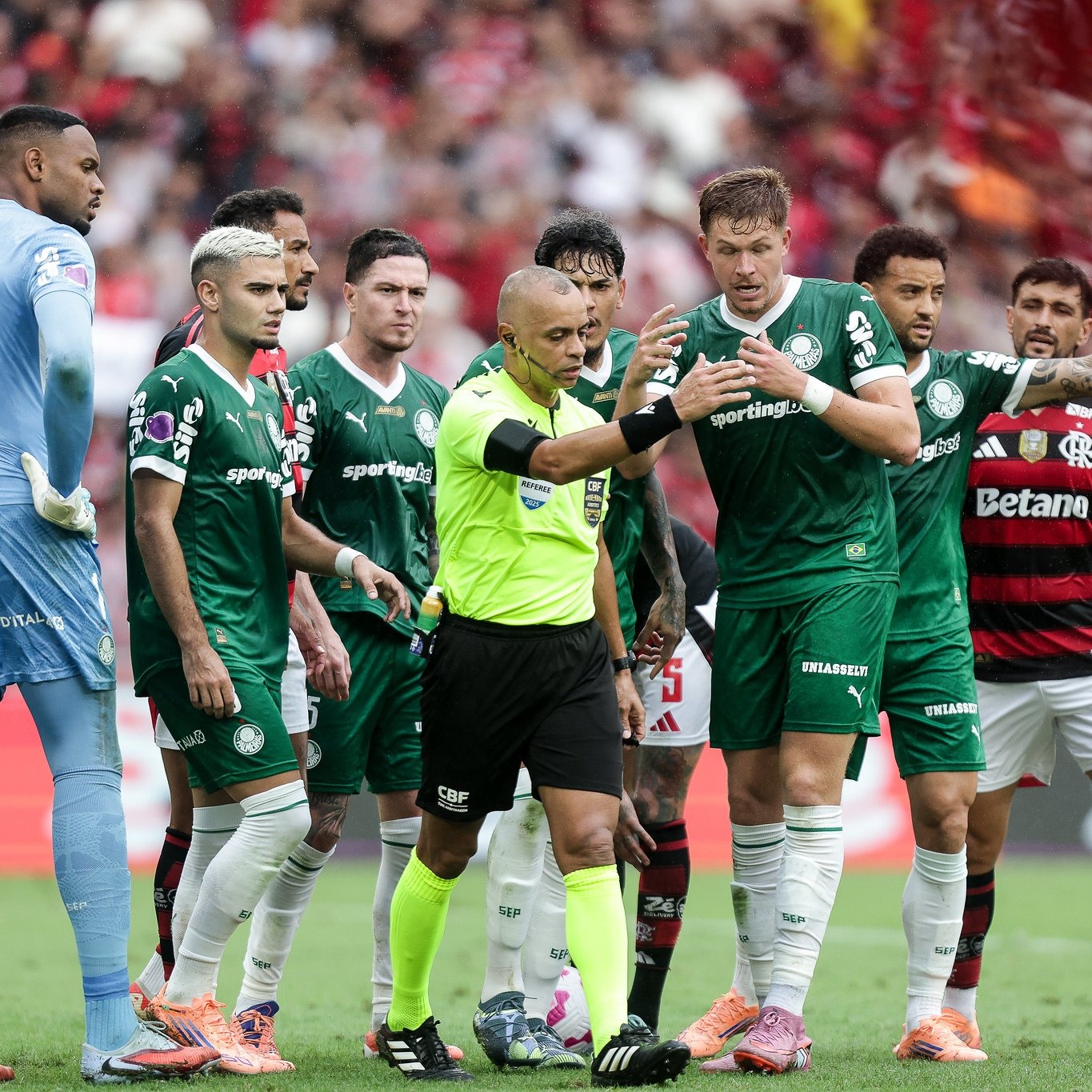 Gustavo Gómez podría ser suspendido por criticar al arbitraje en Brasil