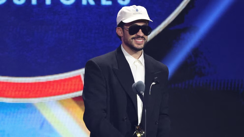Bad Bunny gana el Latin Grammy al álbum del año por “DeBÍ TiRAR MáS FOToS”