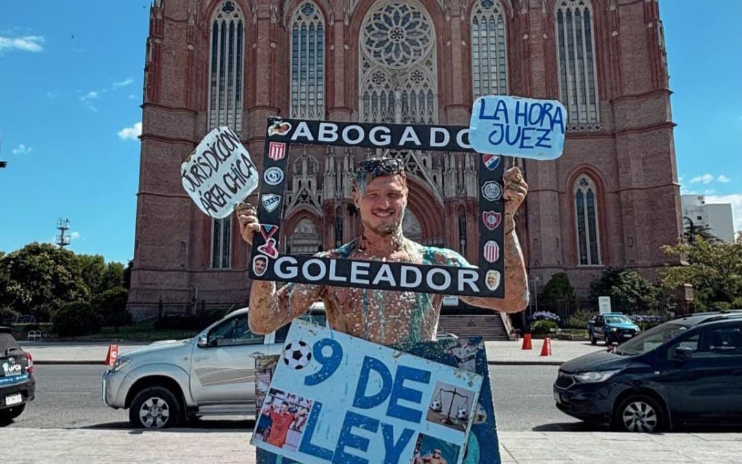 El futbolista Facundo Bruera, obtiene el flamante título de abogado