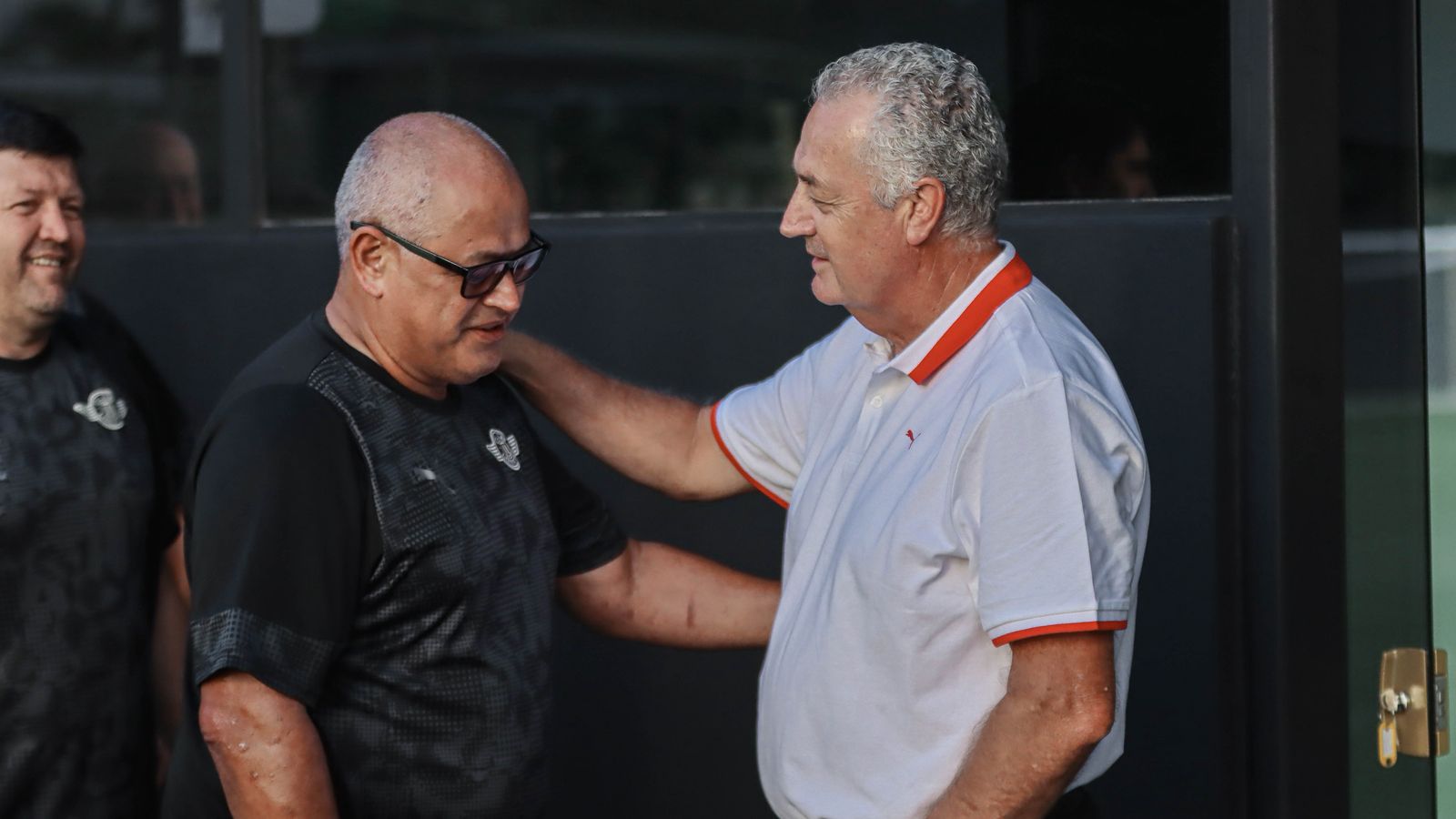 Visita del entrenador de la Albirroja a Gustavo Alfaro a Libertad