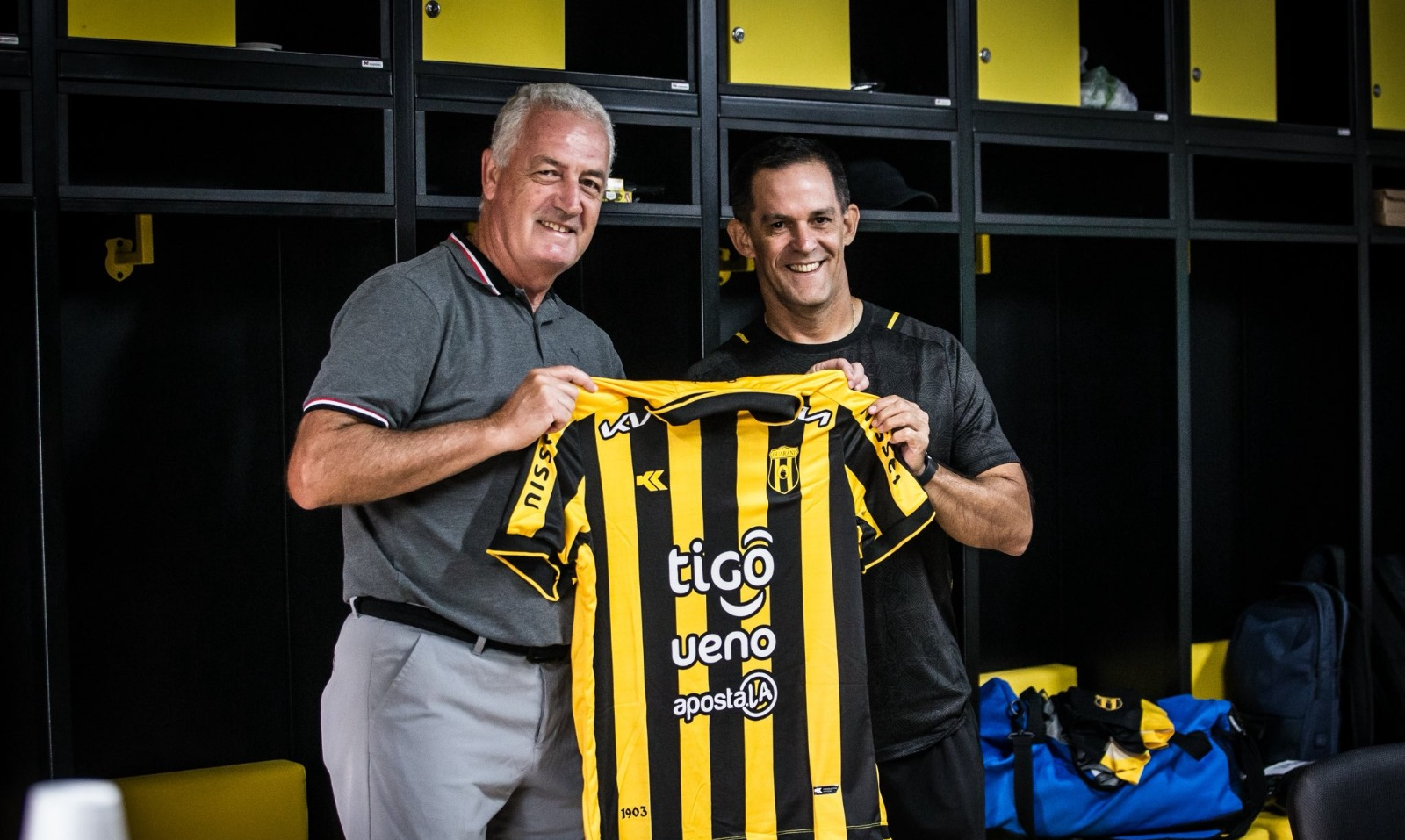 Gustavo Alfaro visitó el entrenamiento de Guaraní