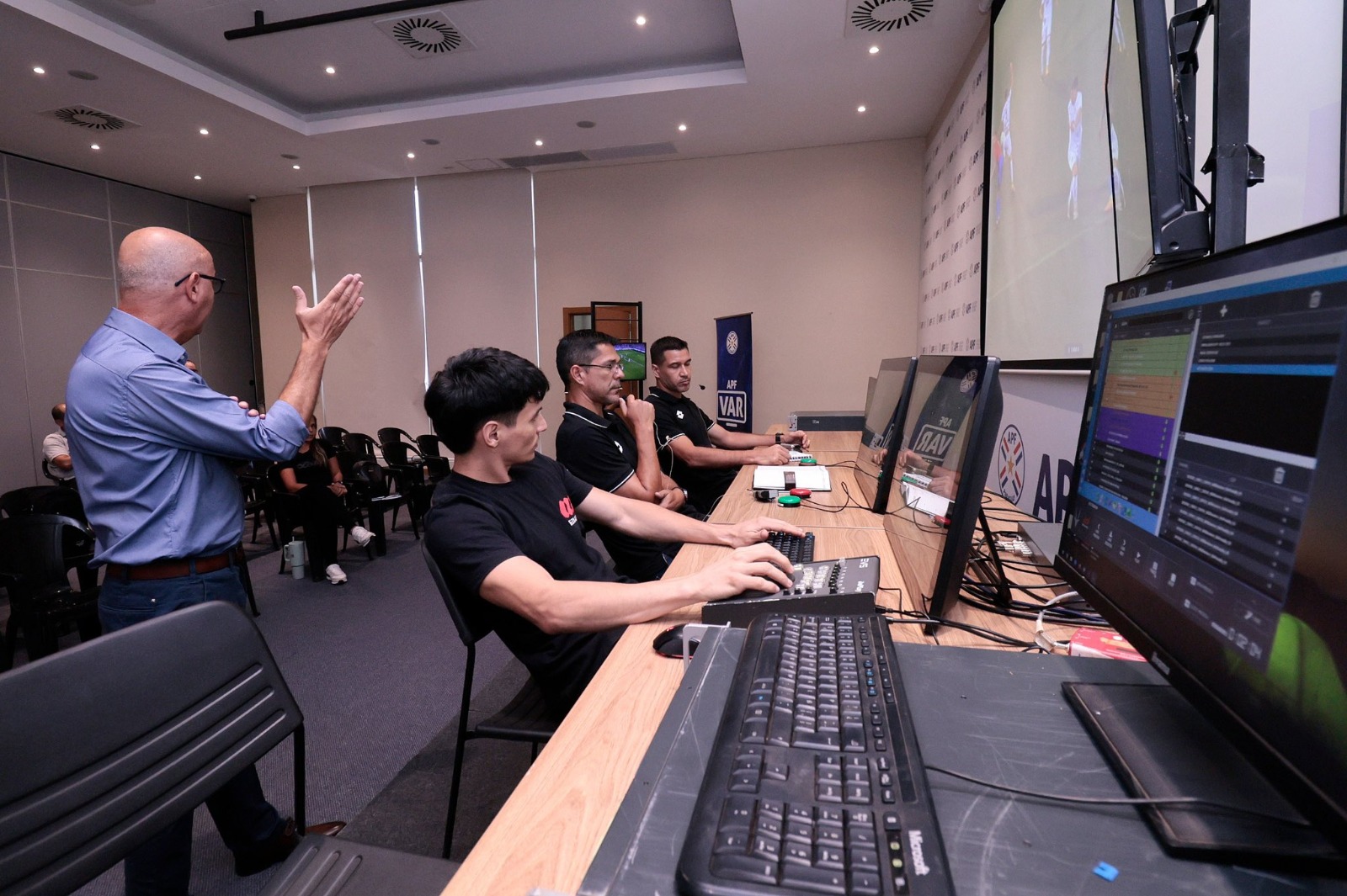 Enfocados en el VAR: Árbitros continúan su pretemporada, con miras al Apertura
