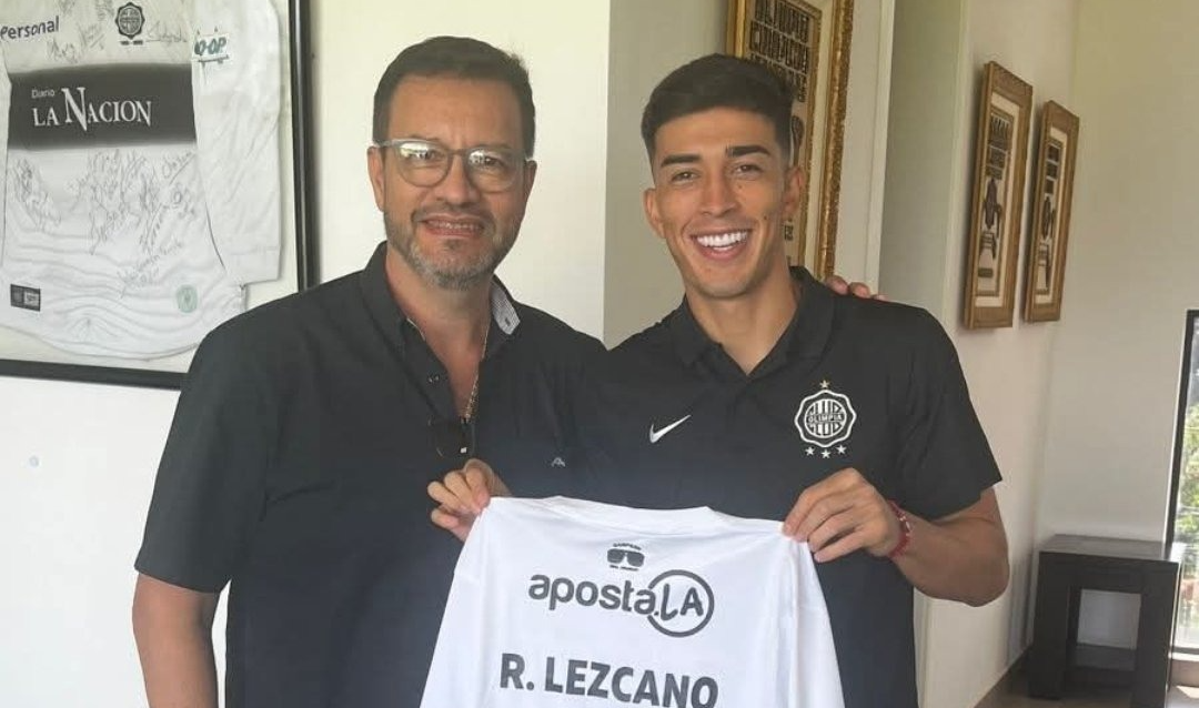 Rubén Lezcano posó feliz con la casaca de Olimpia