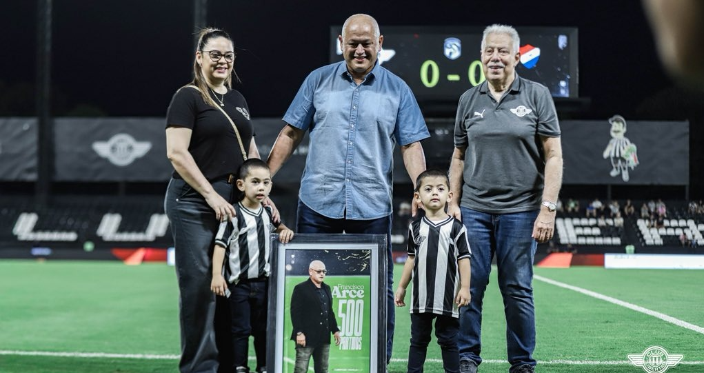 Libertad homenajeó a ‘Chiqui’ Arce por sus 500 partidos como DT