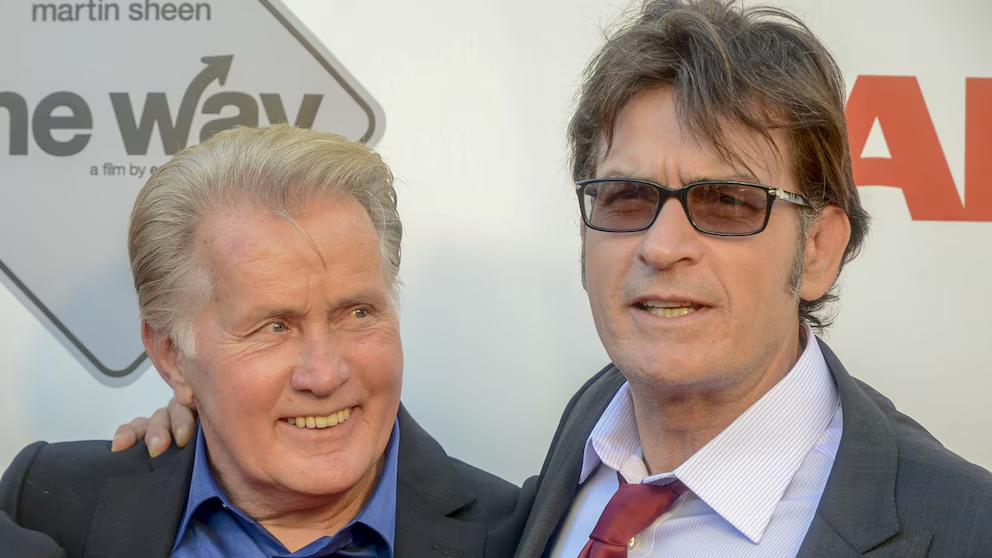 Charlie Sheen revela por qué su padre Martin Sheen y su hermano Emilio Estévez no participaron en su documental de Netflix
