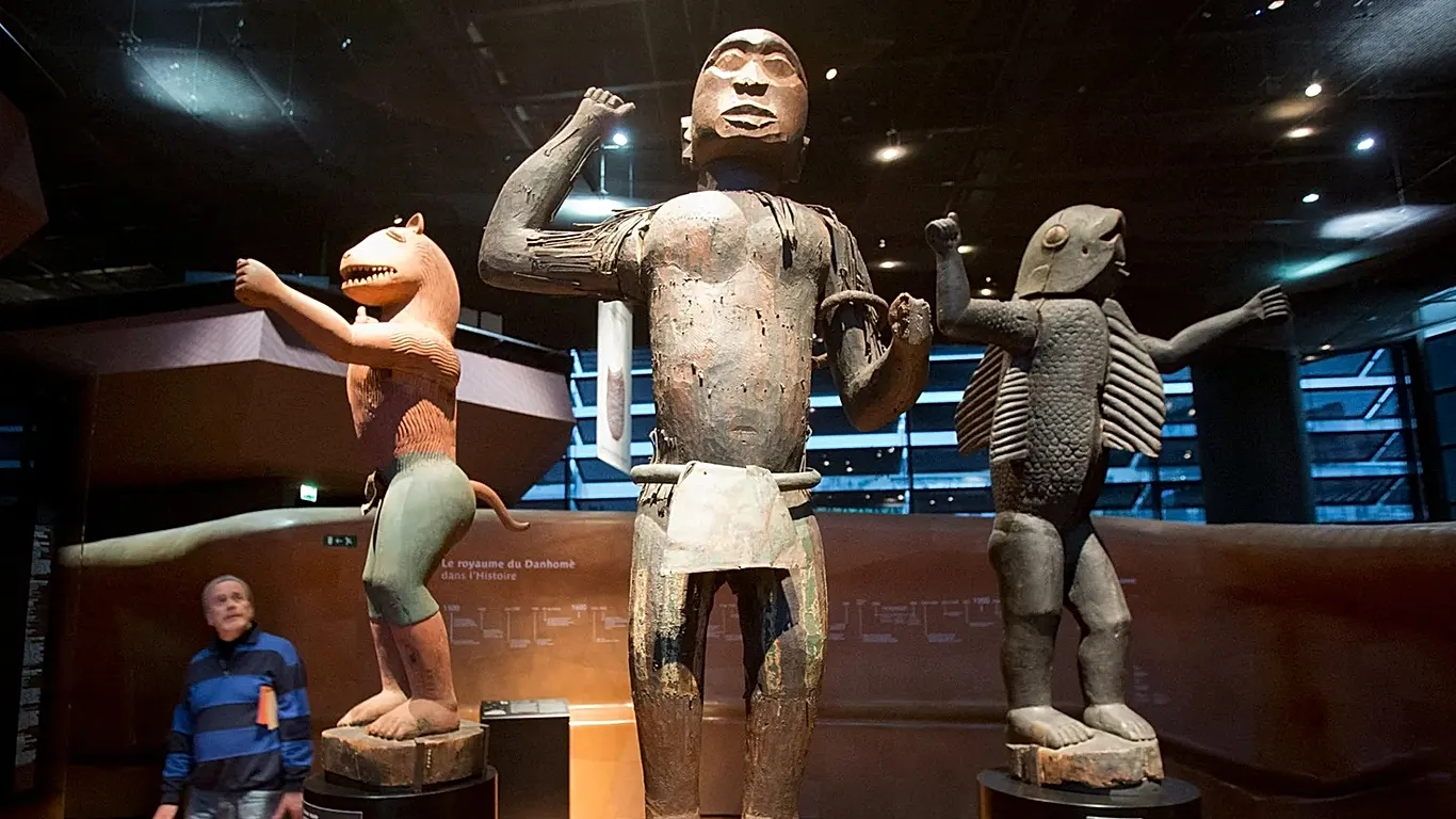Francia aprueba por unanimidad la ley para devolver el arte saqueado a sus antiguas colonias